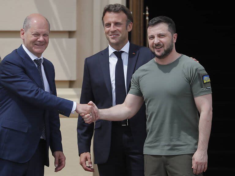 El presidente de Ucrania, Volodmir Zelensky, junto al presidente de Francia, Emmanuel Macon y el canciller de Alemania Olaf Scholz