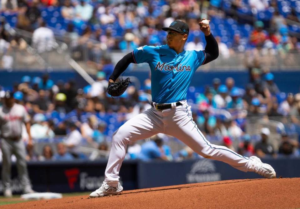 El abridor de los Marlins Jesús Luzardo permitió cinco carreras y siete hits en cinco entradas de labor ante los Bravos de Atlanta, en el partido celebrado el 14 de abril de 2024 en Miami.