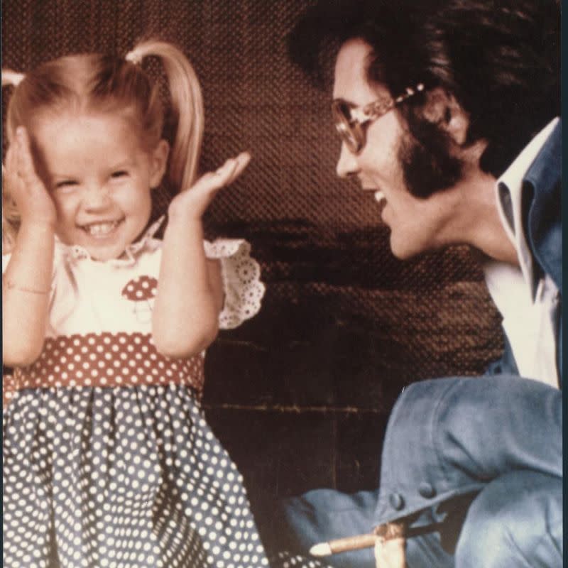 ▲麗莎瑪麗普利斯萊（左）幼時與父親合照，她是貓王生前唯一的女兒，父女倆同樣因為心臟疾病撒手人寰。（圖／翻攝自Lisa Presley IG）