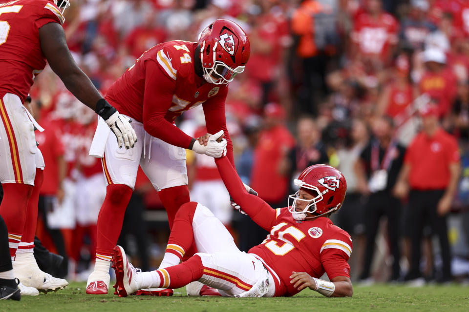 Jawaan Taylor (74) do Kansas City Chiefs ajuda Patrick Mahomes após uma jogada contra o Bengals. (Foto de Kevin Sabitus/Getty Images)