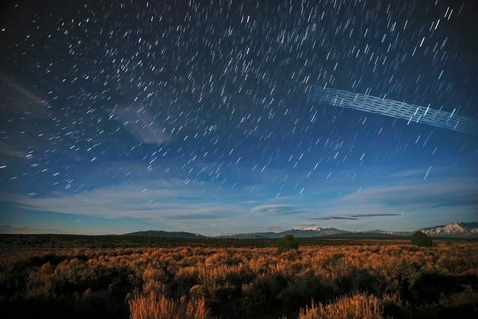 Imagen de larga exposición donde se puede observar (trazas horizontal) el paso de los satélites de Starlink sobre el cielo de Nuevo México | Imagen IUA