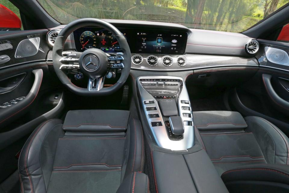 內裝同樣維持原有架構鋪陳，僅換上整合電容式觸控按鍵的新世代AMG高性能平底跑車方向盤。