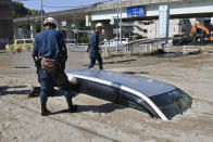 <p>Nach heftigen Regenfällen in Kure im Südwesten Japans sucht die Polizei nach Vermissten. Durch Überschwemmungen und Erdrutsche wurde die Stadt von der Außenwelt abgeschnitten, auch Autos sind dort unter Schlammmassen begraben worden. (Bild: AP Photo) </p>