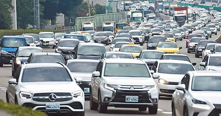 汽油車排氣檢驗將放寬。（示意圖／報系資料照）