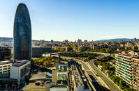 144 metros de altura mide la Torre Glòries, anteriormente Torre Agbar (acrónimo de Aguas de Barcelona). Inagurada en 2005, fue comprada en 2013 por la cadena hotelera estadounidense Hyatt y actualmente es propiedad de la sociedad de inversión Merlin Properties. (Foto: Getty Images).