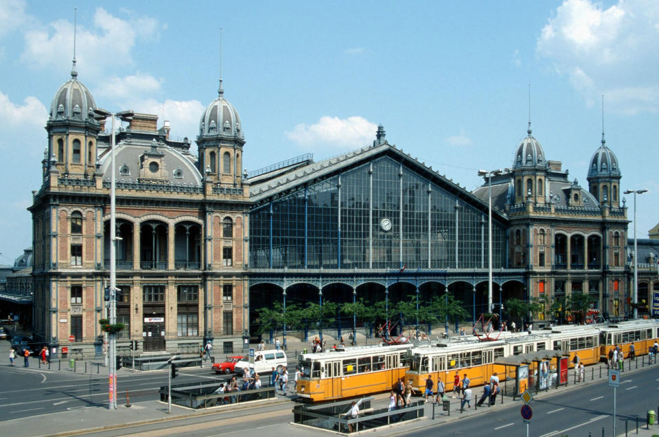 <p>En ‘el París del Este’ nos encontramos con una estación construida por la compañía Eiffel e inaugurada en 1877. Tienes que verla. (Foto: Wikimedia Commons / <a rel="nofollow noopener" href="https://commons.wikimedia.org/wiki/File:Budapest_nyugati_trams.jpg" target="_blank" data-ylk="slk:Herbert Ortner;elm:context_link;itc:0;sec:content-canvas" class="link ">Herbert Ortner</a>). </p>