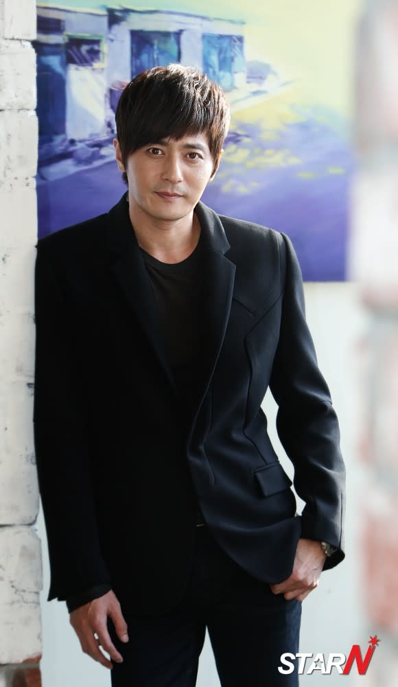 [Photo] Jang Dong-gun posing for a photo during an interview