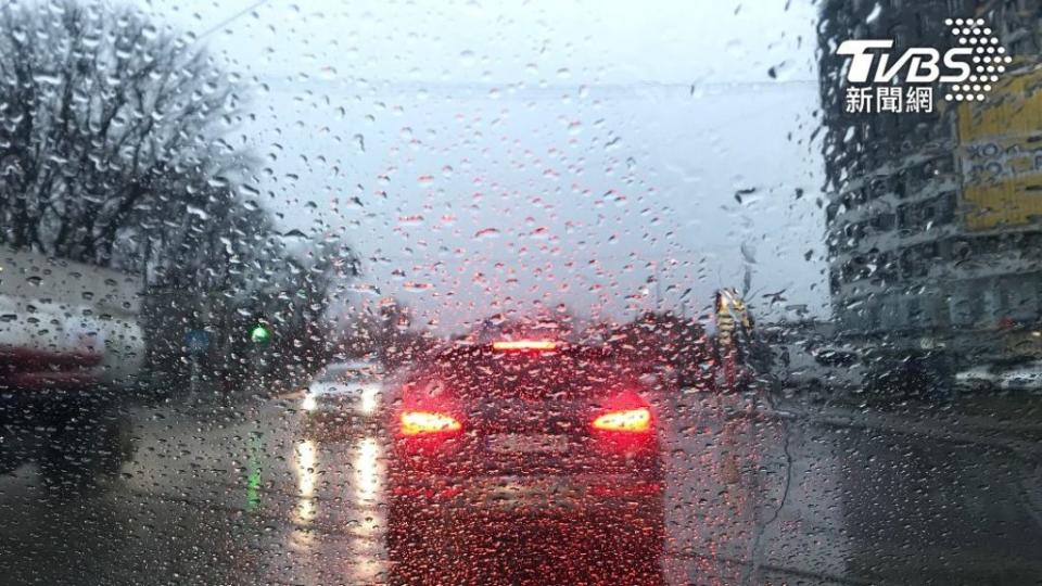 車外滂沱大雨打在前擋風玻璃上絕對影響行車視線，這時雨刷能否將玻璃刷乾淨就格外重要了。（示意圖／shutterstock達志影像）