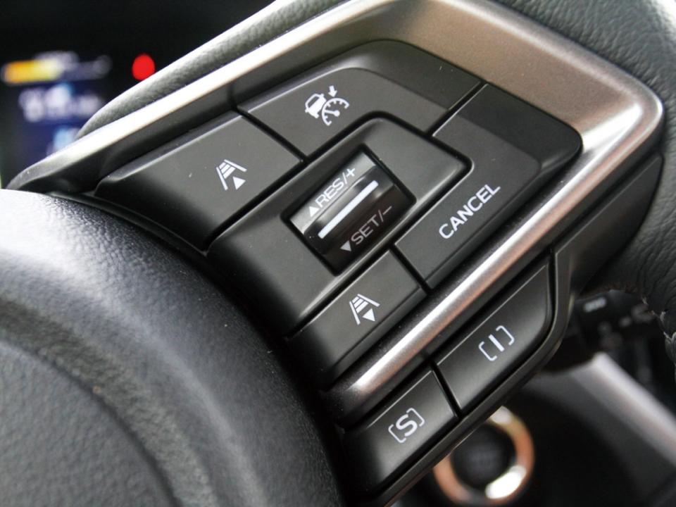 ACC主動跟車系統和駕駛模式切換皆整合在方向盤上方，非常直覺。