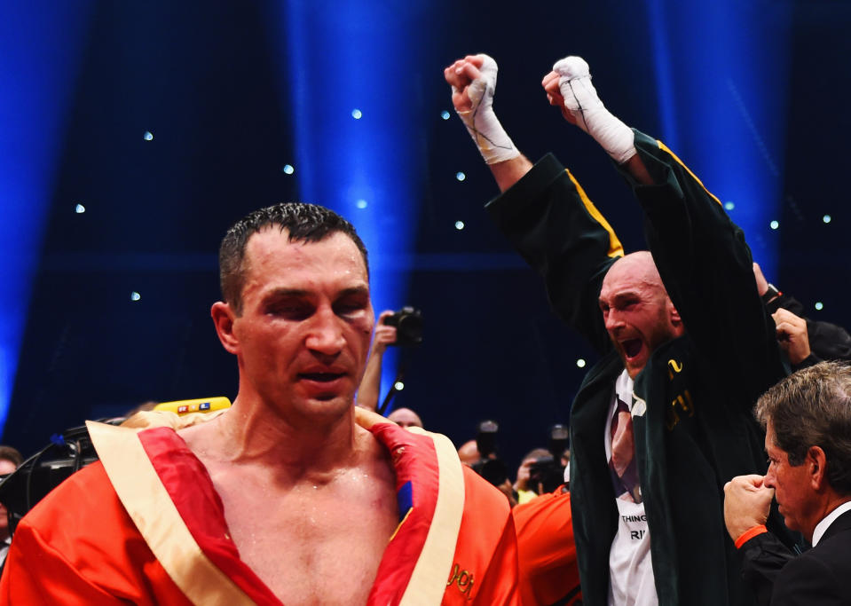 So hatte sich Wladimir Klitschko seinen Kampf gegen Tyson Fury gewiss nicht vorgestellt. Elf Runden lang mühte er sich Ende November gegen den für seine Psychospielchen so berühmten Briten ab, nur um am Ende dann doch punktemäßig zu unterliegen – nach zuletzt 22 Siegen in Folge. Seine vier Weltmeistertitel sind damit fürs Erste passé. Ob es 2016 zu einem Rückkampf kommt, ist noch unklar.