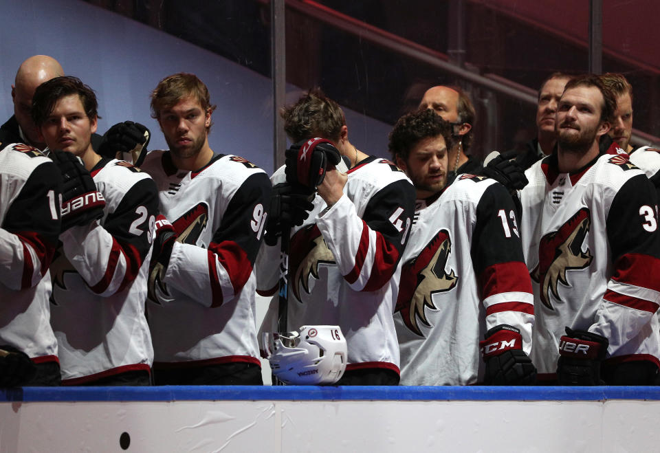 Jugadores de los Arizona Coyotes en el banquillo