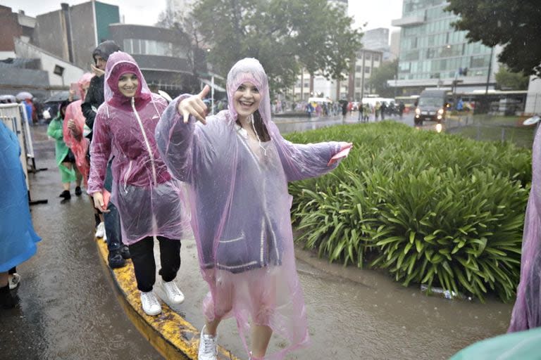 Las fans de Taylor Swift durante la espera bajo la lluvia para ingresar al recital, en el estadio Monumental