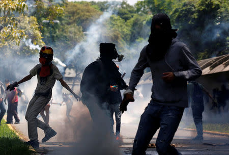 Opposition supporters clash with riot police while rallying against President Nicolas Maduro in Caracas, Venezuela, May 4, 2017. REUTERS/Carlos Garcia Rawlins