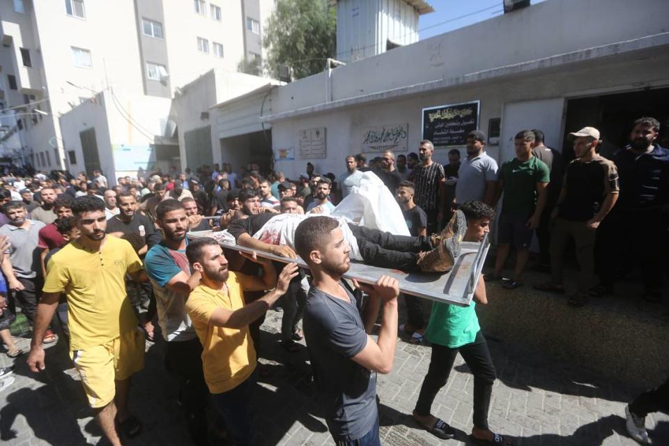 Los asistentes al funeral cargan los cuerpos de los palestinos asesinados en la última infiltración en Israel, frente al Hospital Shifa en la ciudad de Gaza. Varios palestinos armados han entrado en territorio israelí durante la andanada de ataques con cohetes desde la Franja de Gaza, según fuentes del ejército.