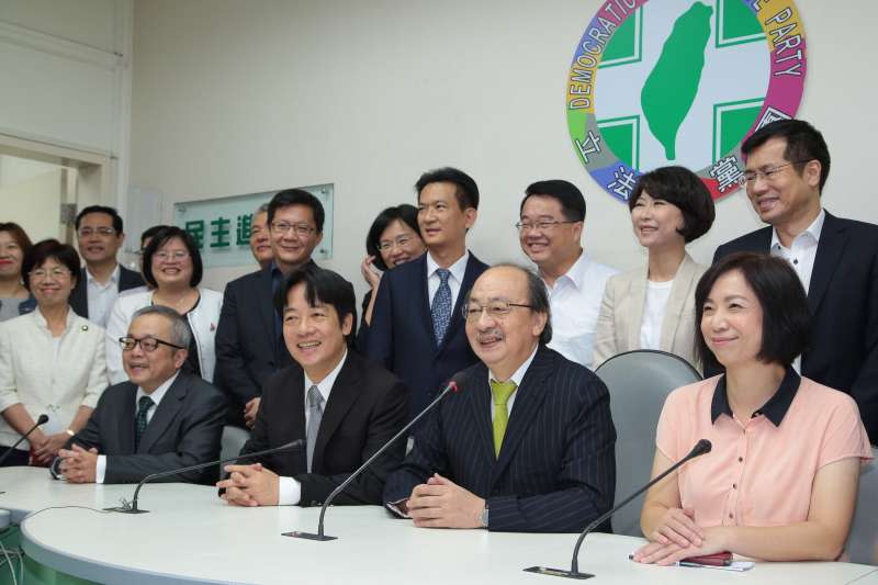 20170911-行政院長賴清德11日至立院拜會民進黨團，黨團總召柯建銘與民進黨立委們一同出面迎接。（顏麟宇攝）