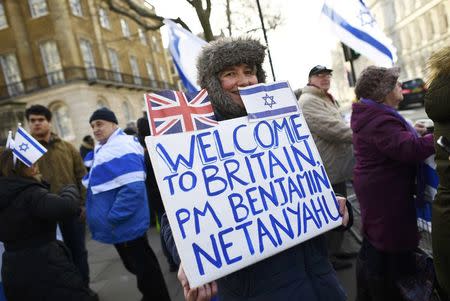 A supporter of Israel's Prime Minister Benjamin Netanyahu holds a placard opposite Downing Street ahead of his visit, in London, Britain, Fberuary 6, 2017. REUTERS/Dylan Martinez