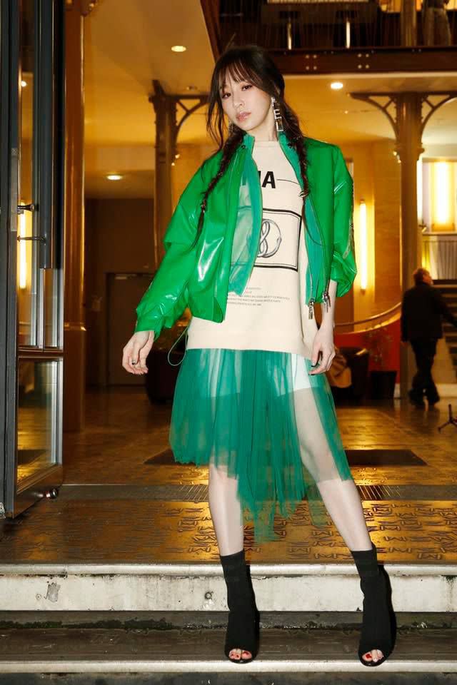 <h3>王心凌</h3><p>甜心教主王心凌出席時尚品牌 Mashama 的巴黎時裝秀。</p><cite>微博 / IG</cite>