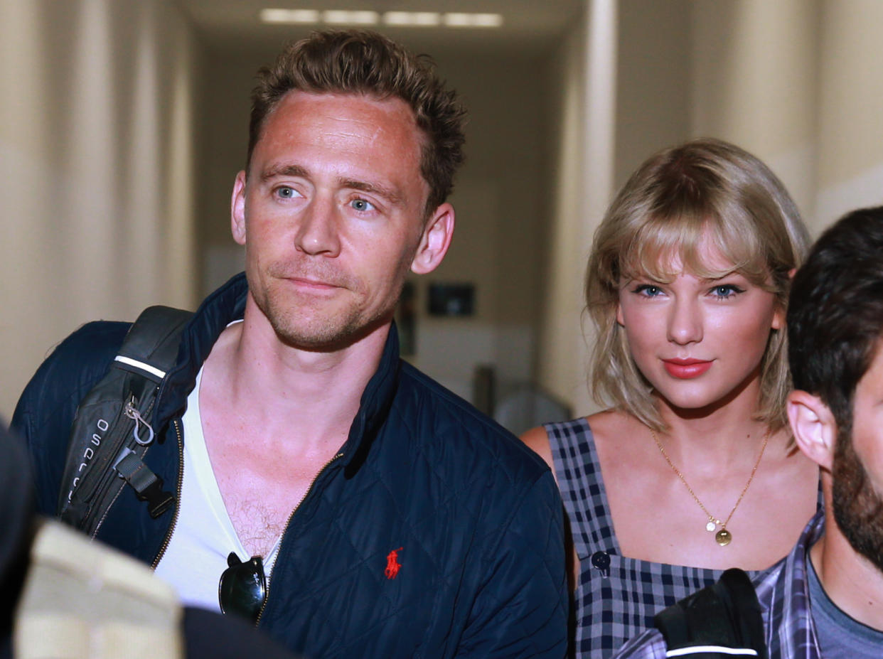 Tom Hiddleston ('Loki') y Taylor Swift arrive en Sídney en el 2016. (Photo by Cameron Richardson/Newspix/Getty Images)