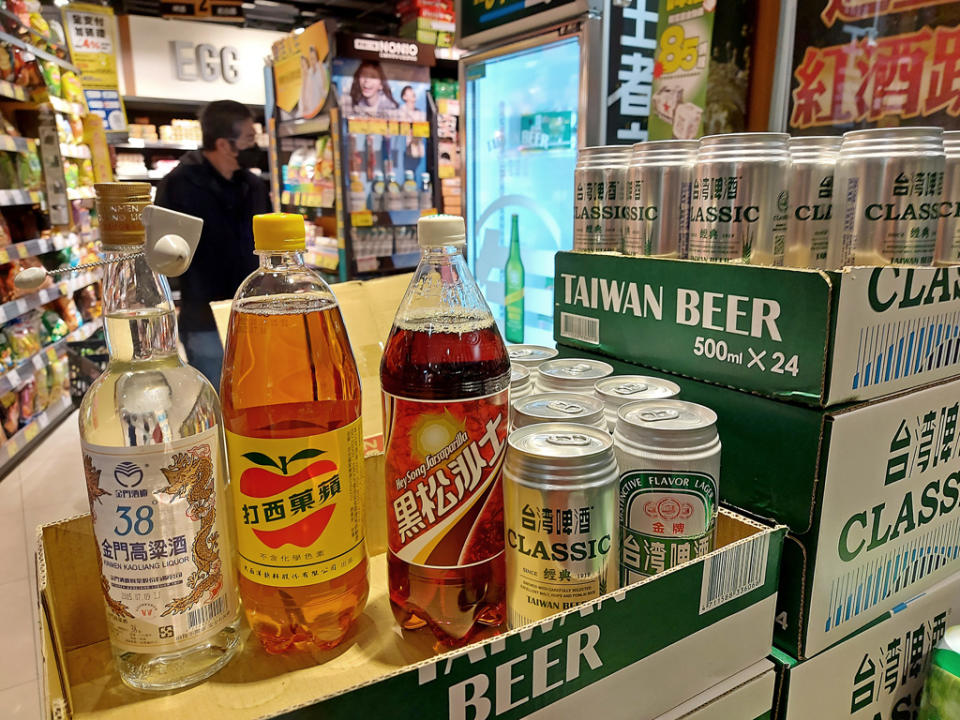 （飲酒過量，有礙健康）繼日前暫停台灣午仔魚、秋刀魚、魷魚等水產品進口後，中國大陸海關總署持續以註冊訊息不完整為由，暫停進口台灣啤酒、金門高粱、蘋果西打、黑松沙士等台灣產品。（張鎧乙攝）