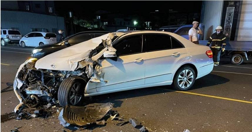 酒駕跨越車道超車，賓士男迎面撞翻水肥車。（圖／報系資料照）