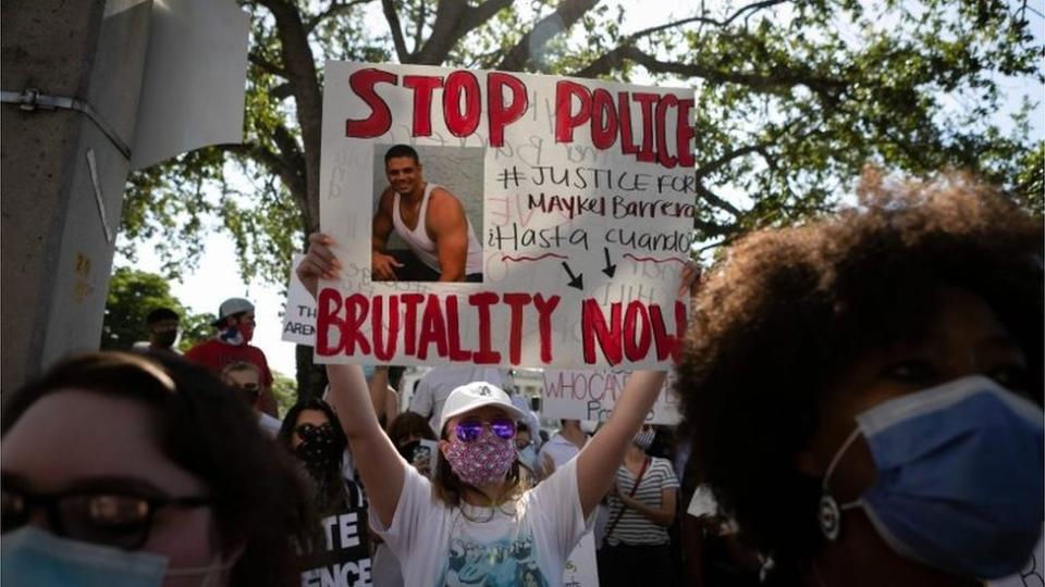 Una mujer con un cartel en una protesta