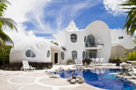 El arquitecto Eduardo Ocampo diseñó esta vivienda con forma de concha marina que se encuentra en lo alto de un acantilado junto a la playa en Isla Mujeres, en el Caribe. Lo más original es su diseño, un homenaje al entorno que la rodea. (Foto: <a href="http://www.airbnb.es/rooms/530250?source_impression_id=p3_1581947498_ou0ljsXOAUedxK0T" rel="nofollow noopener" target="_blank" data-ylk="slk:Airbnb;elm:context_link;itc:0;sec:content-canvas" class="link ">Airbnb</a>).