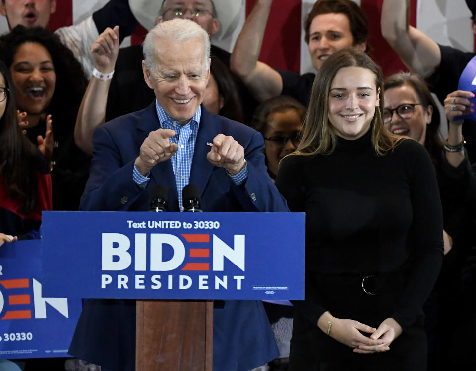 Democratic presidential candidate former Vice President Joe Biden (L) and his granddaughter Finnegan Biden (Ethan Miller / Getty Images)