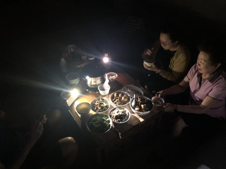 513全台大停電，市民唯有開手機電筒照明食晚飯。