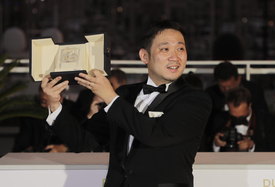 ARCHIVO - Ryusuke Hamaguchi, galardonado con el premio al mejor guion por "Drive My Car" posa en la 74a edición del Festival Internacional de Cine de Cannes, en Francia el 17 de julio de 2021. Hamaguchi está nominado al Oscar como mejor director. (Foto Vianney Le Caer/Invision/AP, archivo)