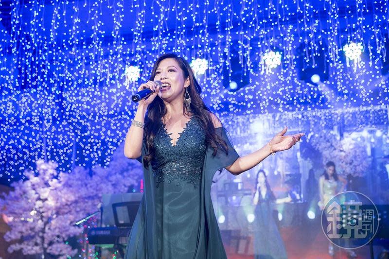 盧靚今年6月接下真功夫歌舞餐廳總經理一職，除了處理行政事務，也常常登台表演。