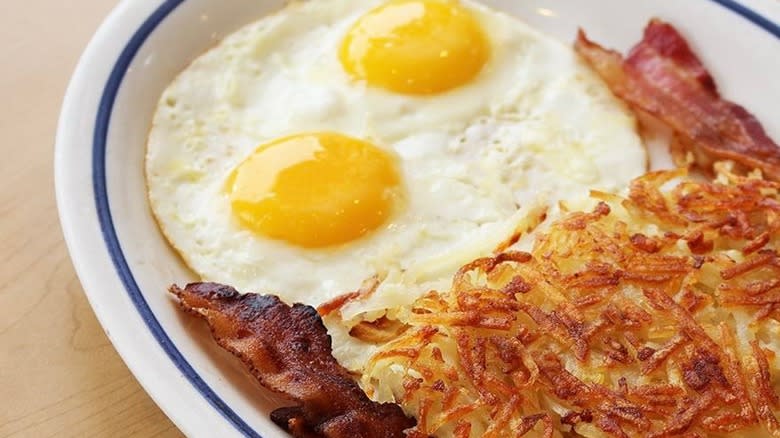 eggs hashbrowns bacon breakfast