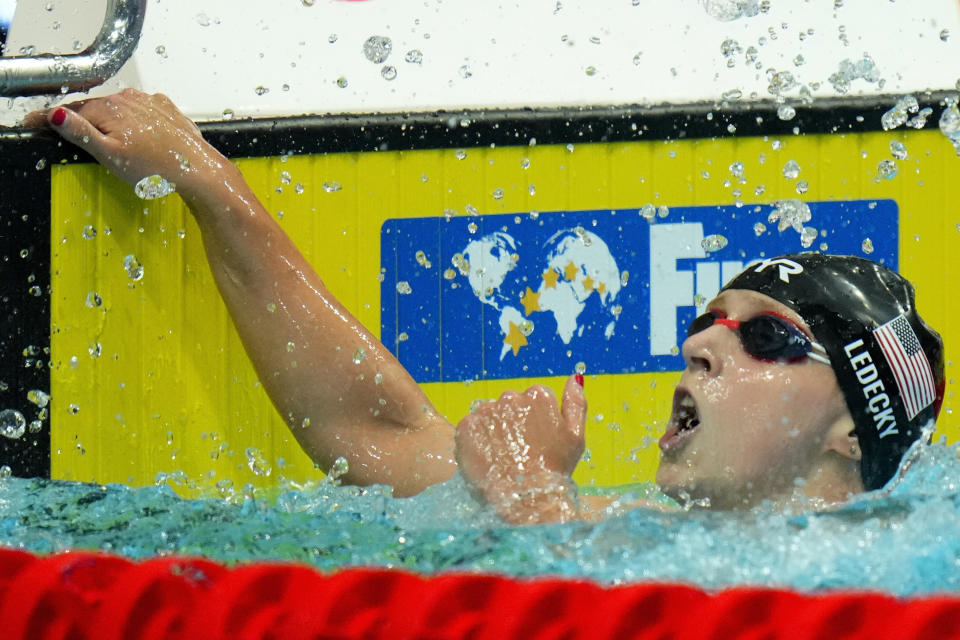 Katie Ledecky celebra tras ganar los 1.500 metros libres del Mundial de natación, el lunes 20 de agosto de 2022, en Budapest. (AP Foto/Petr David Josek)