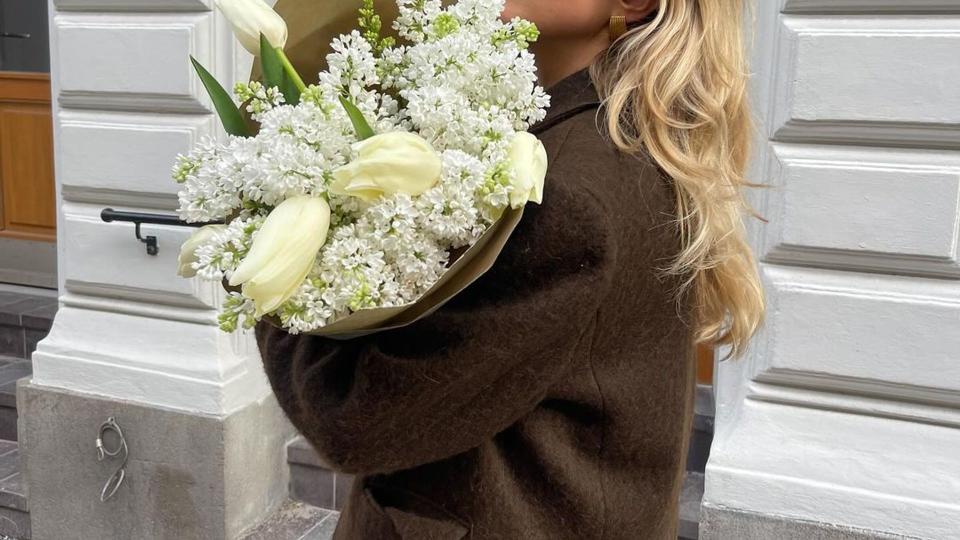 Matila Djerf holding a bouquet of flowers