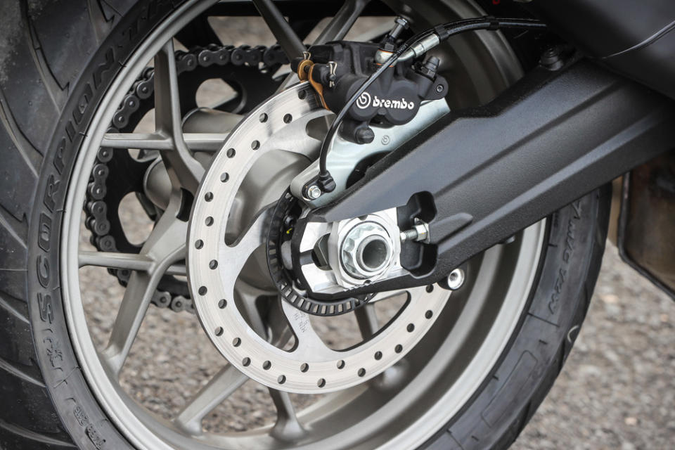 前後輪都搭載ABS防鎖死煞車系統，共有三段可調，DTC則可以依照騎乘習慣開啟八個段數及關閉。