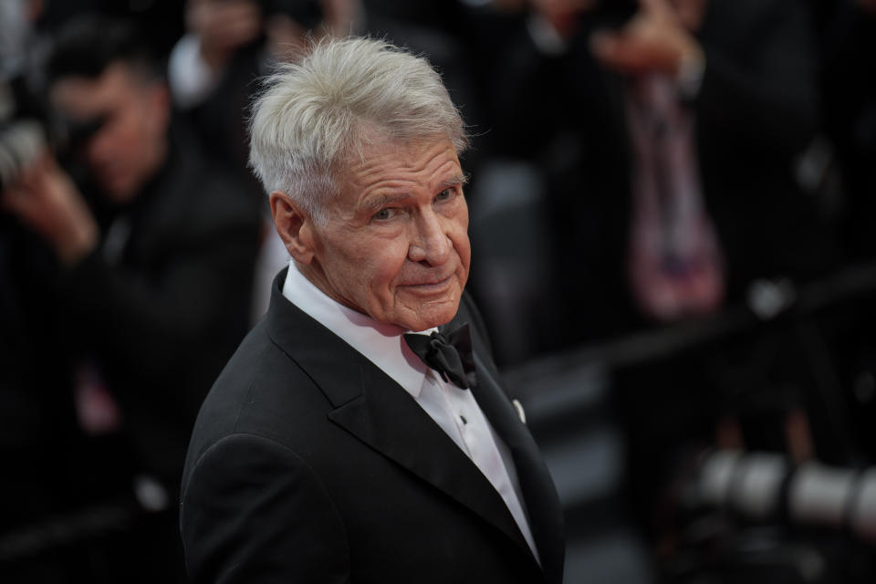 Harrison Ford posa a su llegada al estreno de la película "Indiana Jones and the Dial of Destiny" en la 76a edición del festival internacional de cine de Cannes, en sur de Francia, el jueves 18 de mayo de 2023. (Foto Vianney Le Caer/Invision/AP)