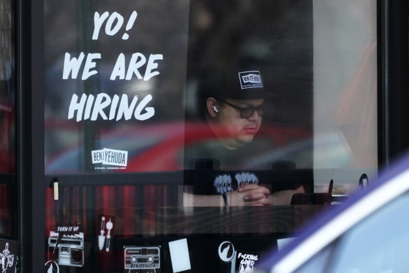 ARCHIVO _ Un anuncio de vacante es mostrado en un restaurante en Schaumburg, Illinois, el 1 de abril del 2022. (AP Foto/Nam Y. Huh,)