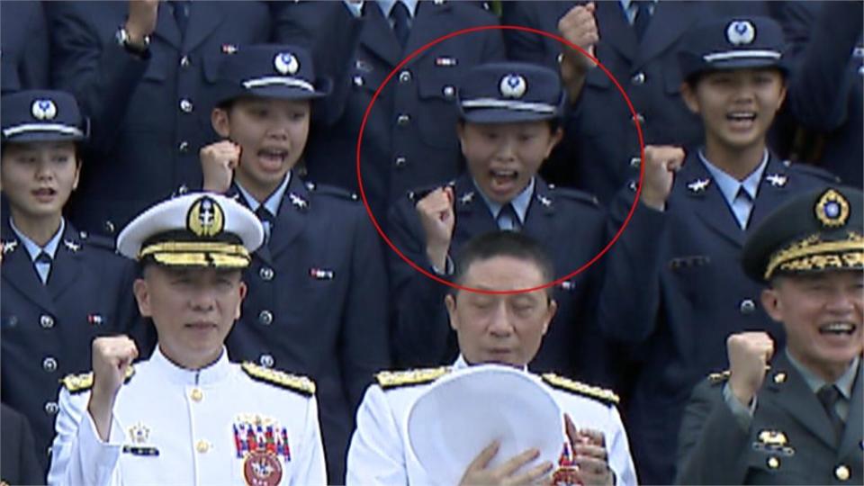 三軍六校畢典險成海空軍開戰時刻？　合照拍落上將軍帽！女初官：差點腿軟下跪