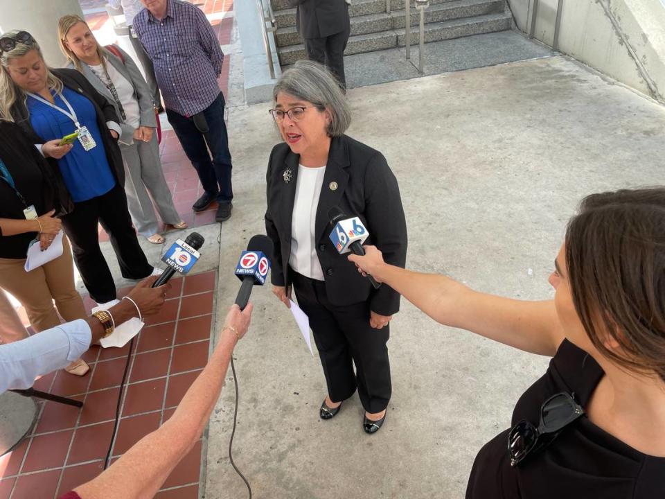 La alcaldesa de Miami-Dade, Daniella Levine Cava, habla con reporteros el martes 16 de mayo de 2023, afuera de la estación de transporte público Government Center para discutir las reparaciones retrasadas de ascensores y escaleras eléctricas en algunas plataformas del Metromover.