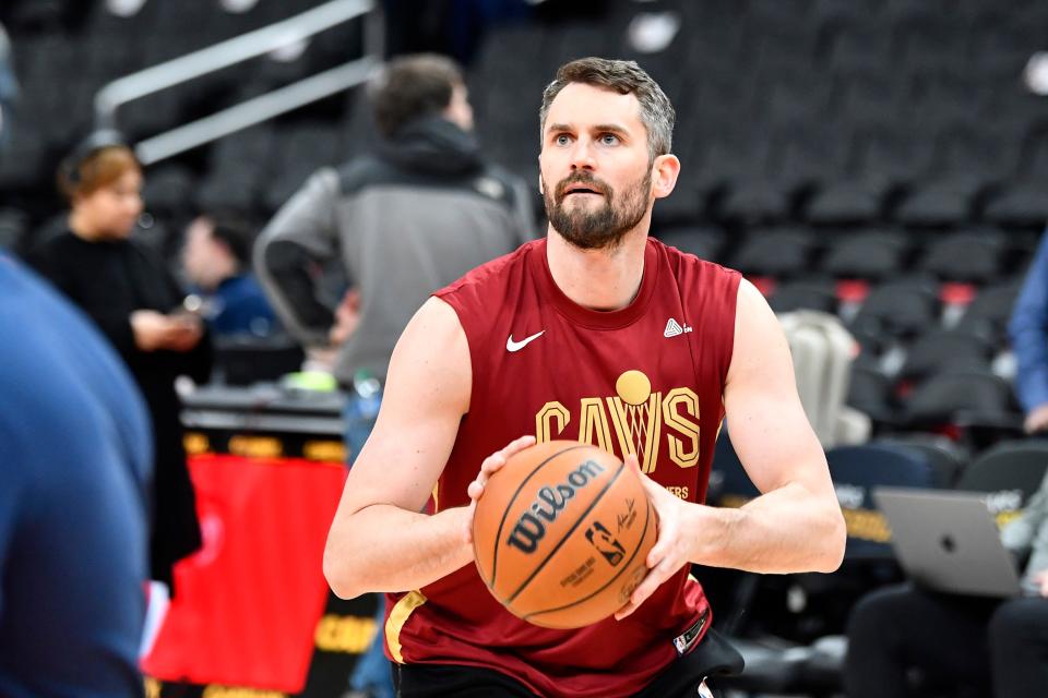 Forward Kevin Love warms up with the Cleveland Cavaliers before a Feb. 6, 2023 game.