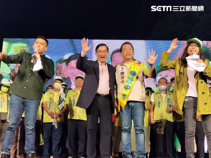 前總統陳水扁替兒子陳致中披上彩帶。（圖／翻攝畫面）