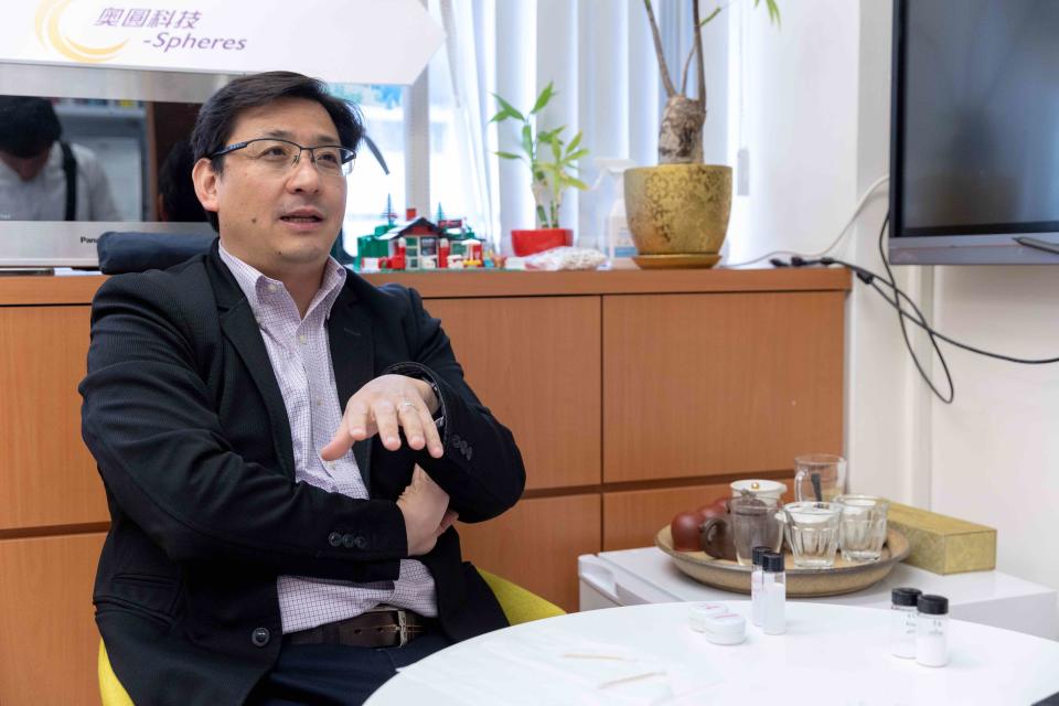 中文大學化學系教授魏濤團隊研發「中空微球技術」，改良物理防曬產品，料量產後有助淘汰有機會致癌的化學防曬產品。
