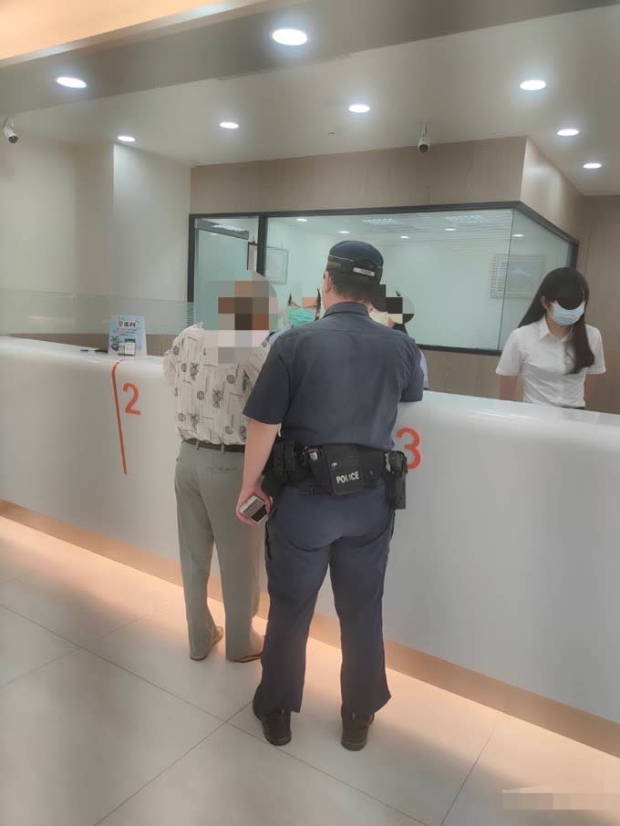 郭姓老翁廿一日至銀行匯款欲幫助韓國女網友來台，警方獲報到場當場揭穿愛情陷阱。(讀者提供)