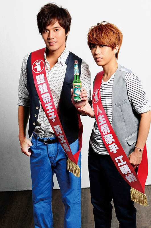 2010年江明娟和黃文星一起宣傳唱片，還搞笑拿著明星花露水合照。（圖／報系資料庫）