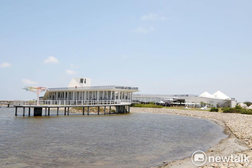 雲嘉南濱海國家風景區管理處打造的七股遊客中心，未演先轟動，自落成以來雖然還沒正式對外開放，就已經是網美朝聖拍照的景點。   圖：黃博郎／攝