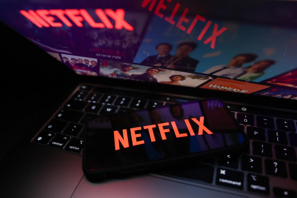 Logo Netflix na ekranie telefonu i witrynę Netflix na ekranie laptopa można zobaczyć na tym poglądowym zdjęciu wykonanym 14 lipca 2022 r. w Krakowie.  (fot. Jakub Porzycki/NurPhoto via Getty Images)