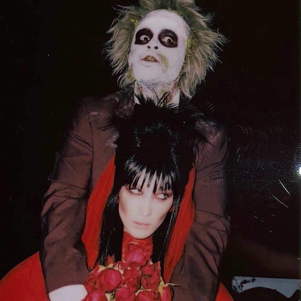 <p>Pour Halloween, Bella Hadid et The Weeknd avaient décidé de sortir le grand jeu. Leurs costumes respectifs s’inspirent du film “Beetlejuice” de Tim Burton. Crédit photo : Instagram bellahadid </p>