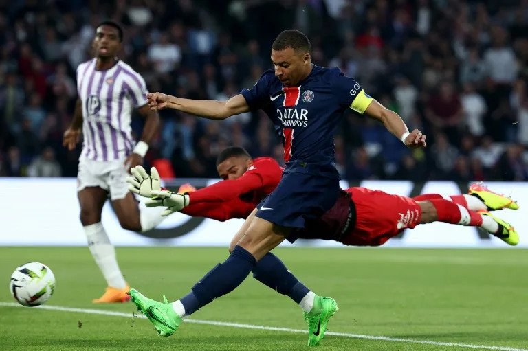 El delantero del PSG Kylian Mbappé marca ante el arquero del Toulouse Guillaume Restes, el 12 de mayo de 2024 en el Parque de los Príncipes (FRANCK FIFE)