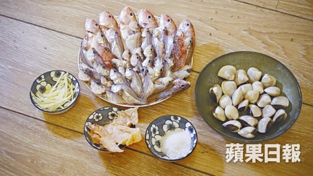 熬魚湯，除了可以用細魚和魚骨外，還可以加入大地魚乾和沙白，增加香味。