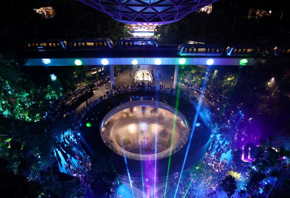 2024年3月1日，新加坡樟宜機場，泰勒絲歌迷在演唱會前夕聚集在一起參加大合唱。路透社