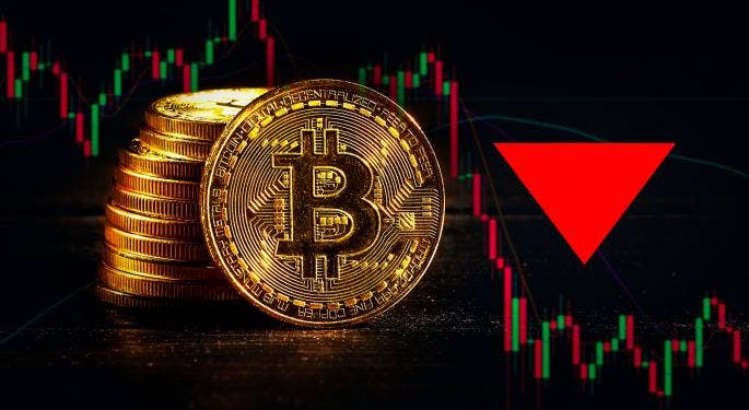 Bitcoin y Ethereum bajo presión, mientras que Dogecoin registra avances